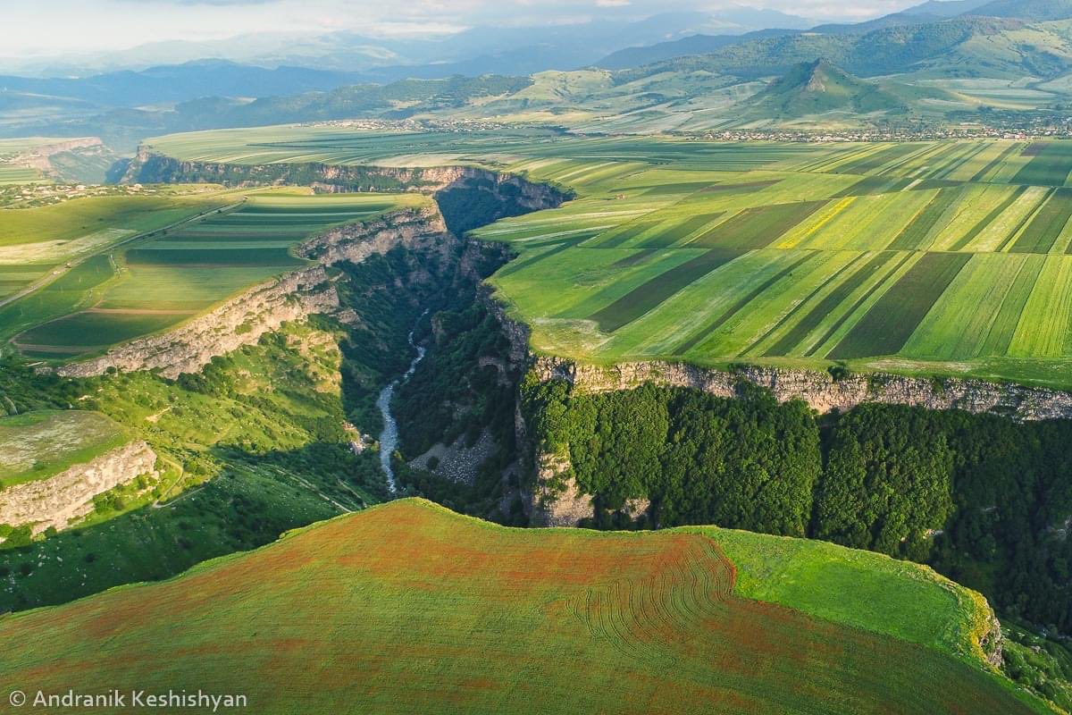 caucasusvisuals's tweet photo. Dzoraget Gorge in different seasons, Armenia. 

Photo by Andranik Keshishyan https://t.co/Hzi5OCSKHN