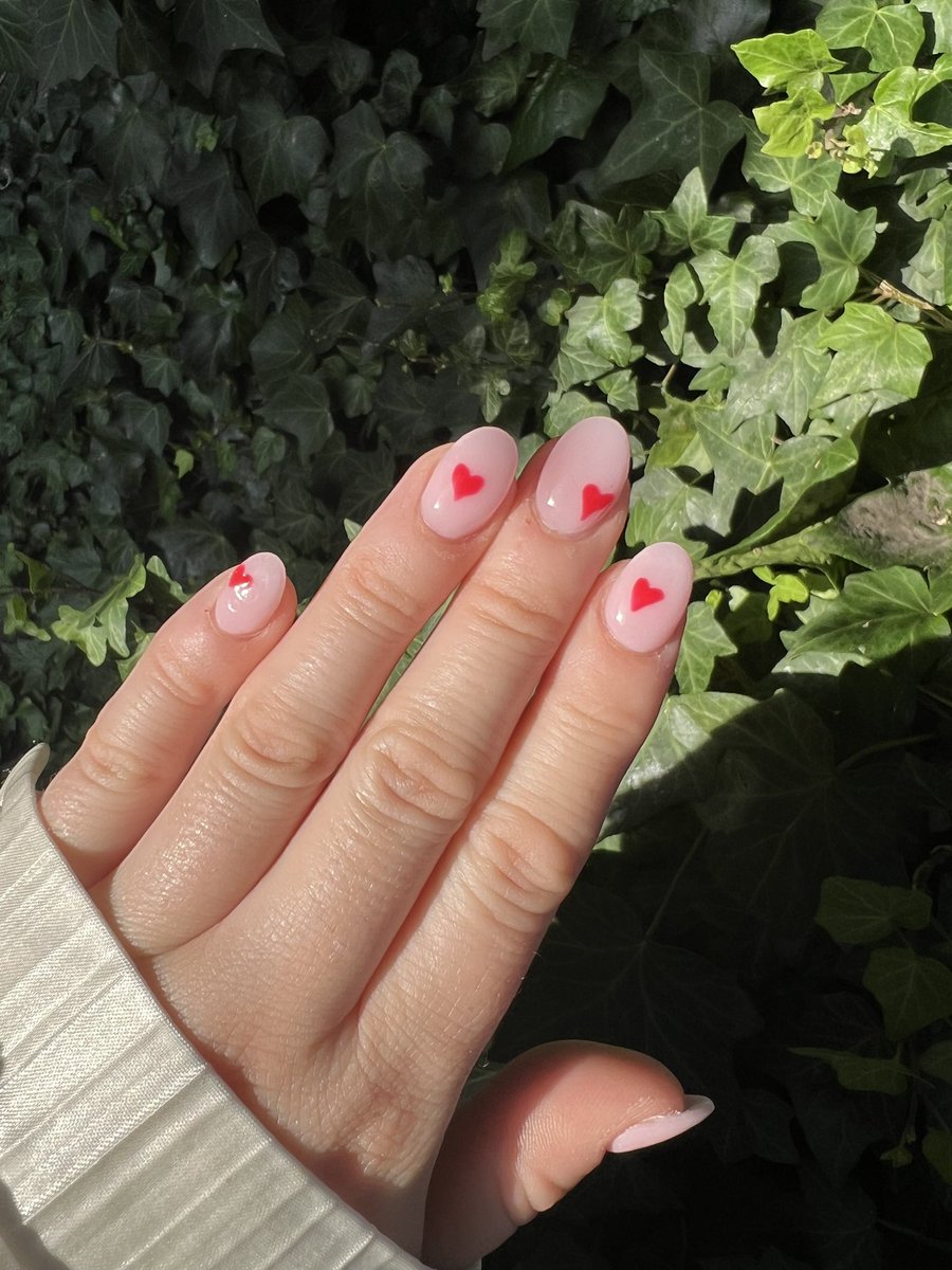 forevermineari's tweet photo. Okay so we all just decided to get the same nails for hslot huh. https://t.co/k89rTlRT4z