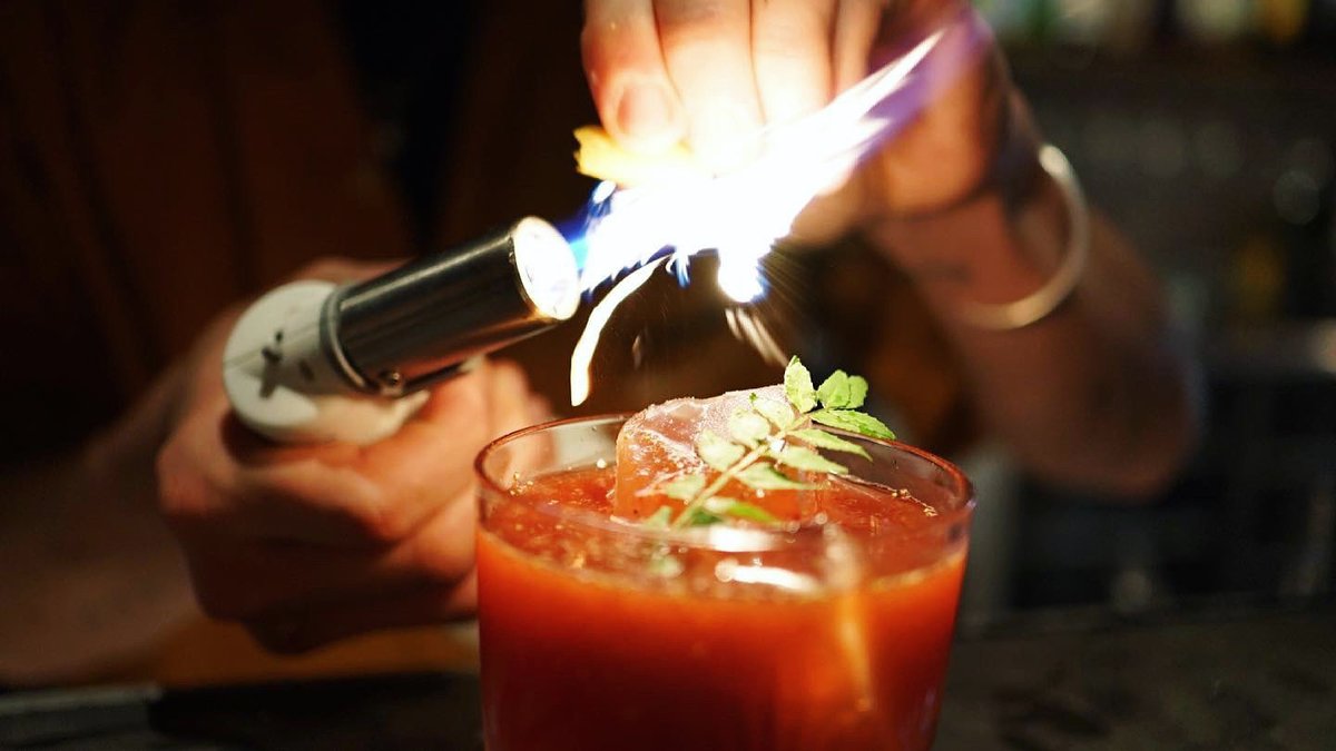 Fire cocktails only here at The Castle.🔥🏰 Come start your weekend the right way!

____________
・THE CASTLE・
〒650-0004
兵庫県神戸市中央区中山手通１-１-９
ゴールドウッズ三宮ビル３階
TEL：078-381-6964