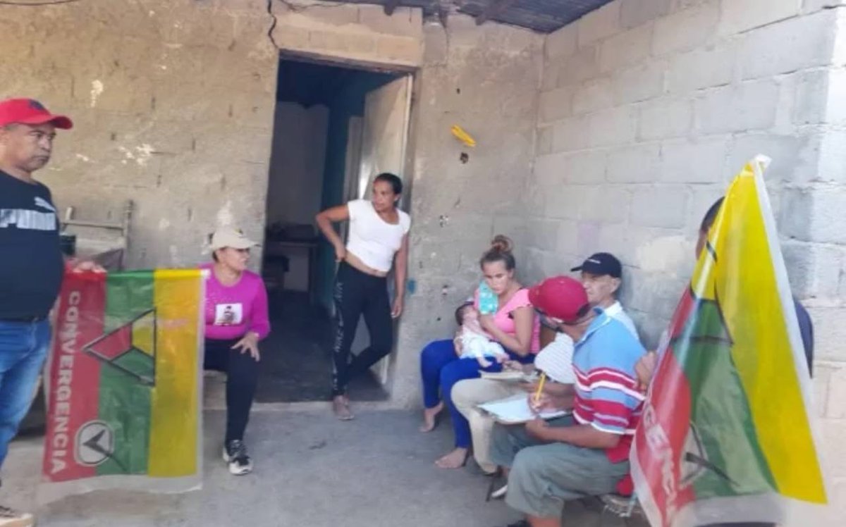 ConvergenciaVe's tweet photo. #Yaracuy | Nuestro equipo de @ConvergenciaYar en La Trinidad, realizó un casa por casa llevando el mensaje tricolor y conversando con los ciudadanos del sector.

No nos detendremos hasta llevar el mensaje de cambio a cada rincón del país. ✊ https://t.co/Dgst0il2f9