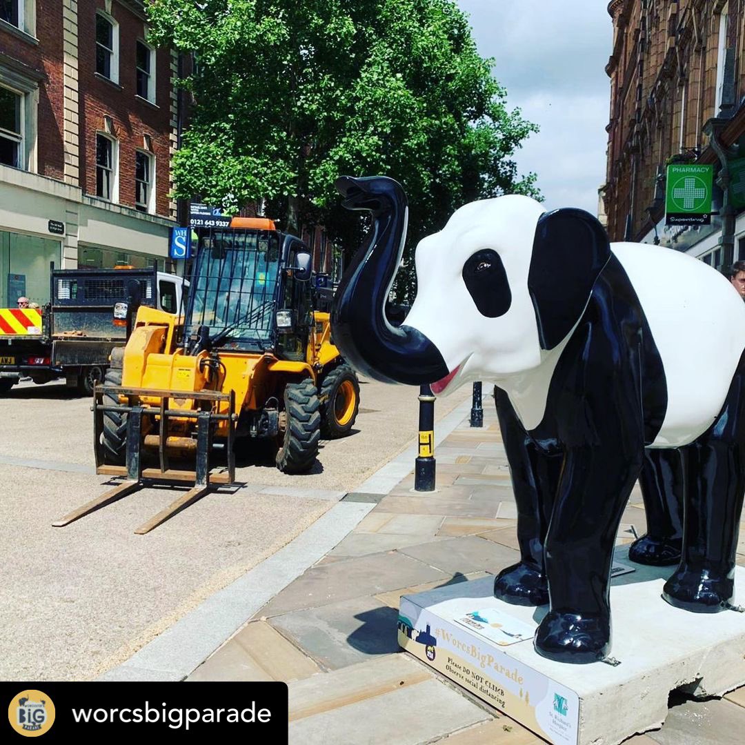 SandranSteve's tweet photo. It’s #WorldWildlifeDay and I’m sharing some of Steve’s wonderful @wildinart sculpture paintings. He likes to mix his wildlife up a bit.
#Wildlife
“Wild? He was absolutely livid!” - as the famous skit goes.
#WildInArt #WildInArtArtist #GoGoDiscover #WorcsBigParade #BigTrunkTrail https://t.co/WkTu7vOXCr