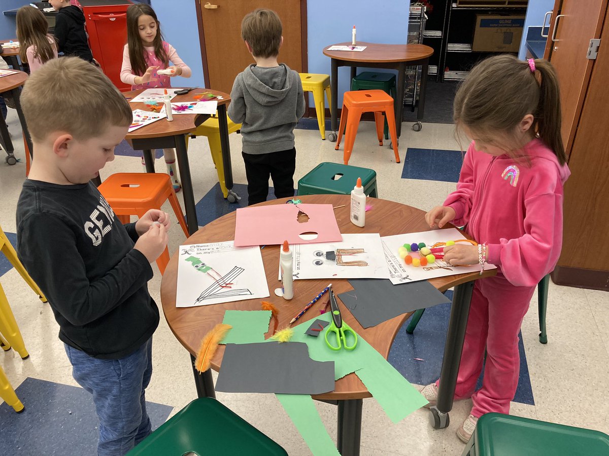 MarkhamK17's tweet photo. PM class in the Maker Space! #makeyourmark https://t.co/KM0hl304xV