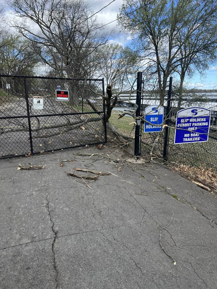 SavedTheVikes's tweet photo. Current situation at Blue Turtle Bay Marina in Old Hickory. 60MPH winds. Power out, trees down everywhere. Highly advise people stay inside. Current hold time for NES is 441 minutes. #Nashville #tennessee #OldHickory #ExtremeWeather
@WSMV @WKRN @NC5 @FOXNashville https://t.co/1Jgy6S7hS5