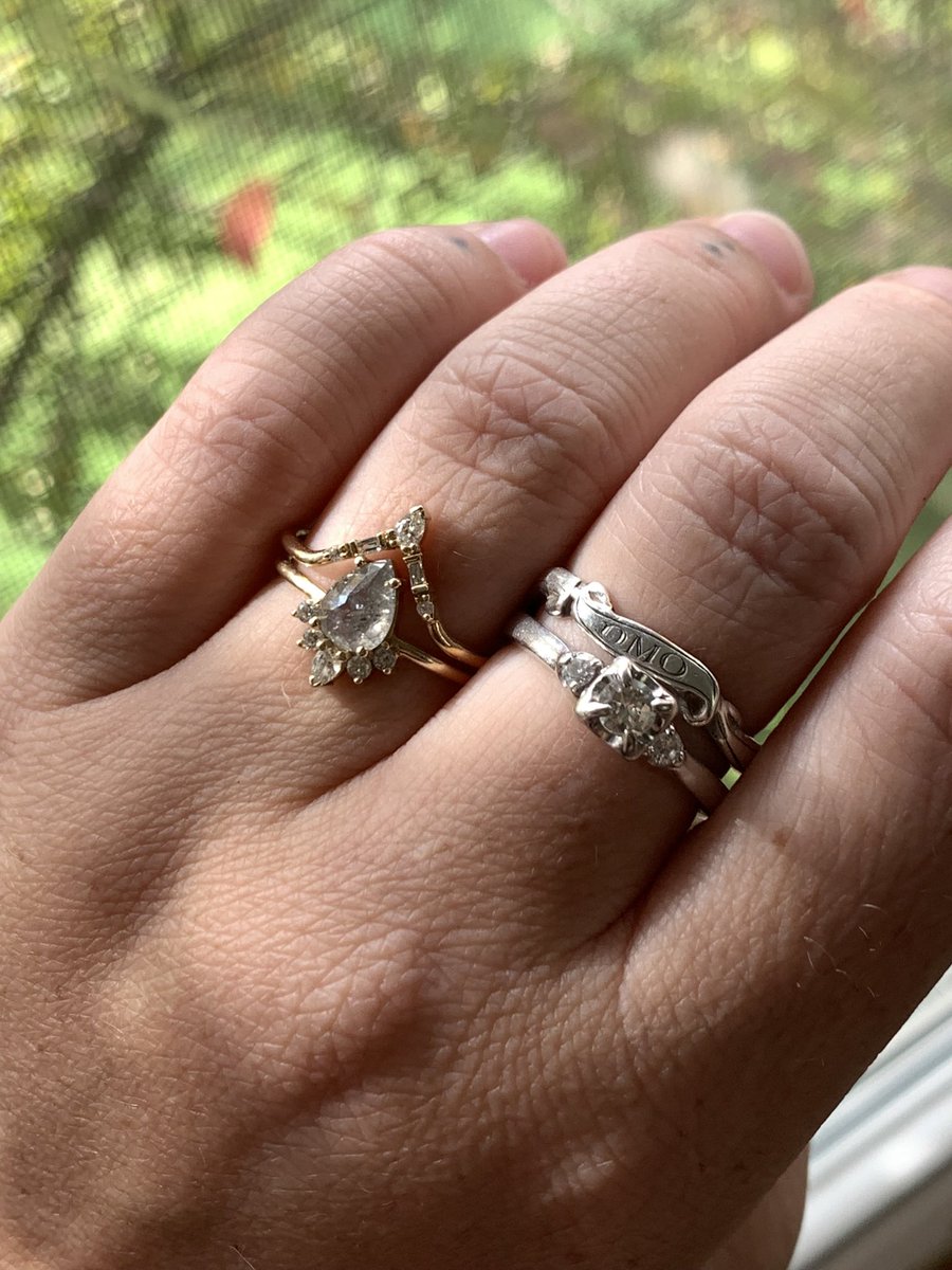 laurenoma's tweet photo. @yourfrienddana Hii!! Pear Salt &amp; Pepper Diamond with sunburst! I gave him like 10 things I loved and from that he put this amazing &amp; beautiful ring together! ❤️‍🔥 Jeweler : Alexis Russel Jewelry ✨ https://t.co/46lkxwvh2o