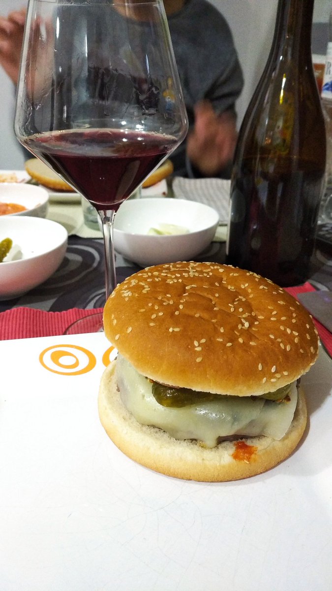 monrealero's tweet photo. Burguer y Rayano 2022, del winemaker más atractivo de Aragón. https://t.co/gREr4Qflgb