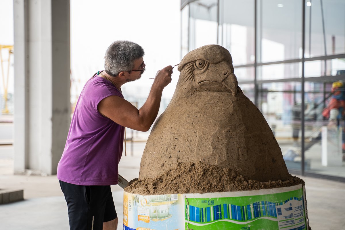 SilosArenerosba's tweet photo. En Paseo de las Artes con @alejandro_arce realizando una escultura en arena de un chimango, ave autóctona de nuestro país.
#laboca #buenosaires #paseodelasartes #distritodelasartes #usinadelarte #arte #turismo
#esculturasenarena
#escultura #sculture #silosareneeos
#alejandroarce https://t.co/mLrZMfdQNQ