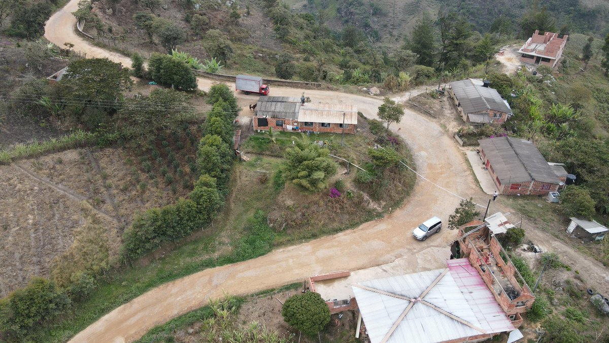 RamiroBarraganA's tweet photo. Les hicimos una promesa y hoy la cumplimos. Ya tenemos los $36.000 millones para la vía Tibaná - Garagoa.

En compañía de habitantes de Tibaná y estudiantes de la I.E.Gustavo Romero firmamos decreto con el que aseguramos la pavimentación de 11 km en 7 tramos de este corredor vial https://t.co/OJUffhtztY