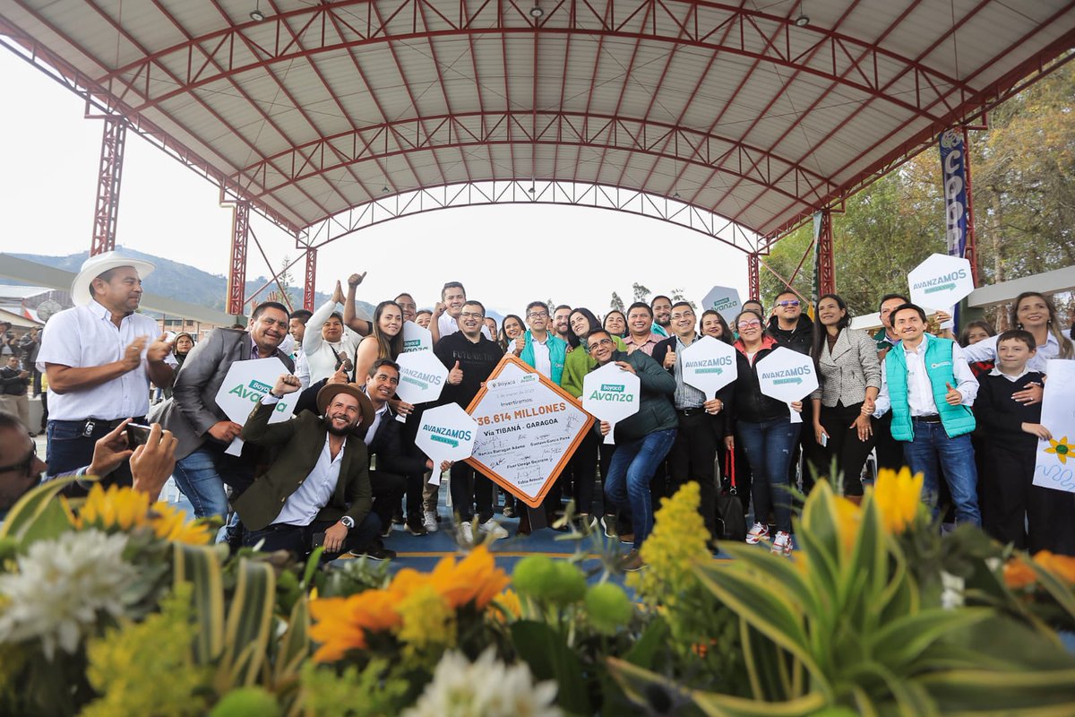 RamiroBarraganA's tweet photo. Les hicimos una promesa y hoy la cumplimos. Ya tenemos los $36.000 millones para la vía Tibaná - Garagoa.

En compañía de habitantes de Tibaná y estudiantes de la I.E.Gustavo Romero firmamos decreto con el que aseguramos la pavimentación de 11 km en 7 tramos de este corredor vial https://t.co/OJUffhtztY
