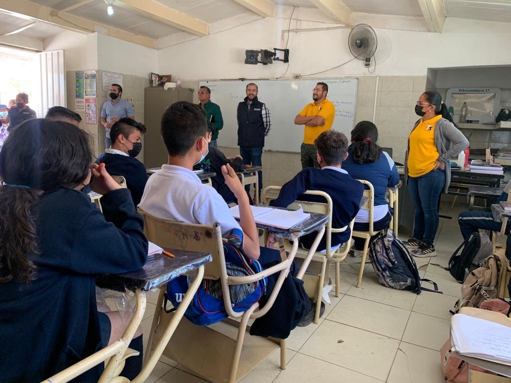 educacion_leon's tweet photo. ¡Seguimos de gira por las escuelas🏫🚸! 

Hoy en compañía del @ProfeRamonHdez, visitamos diferentes instituciones educativas de nivel preescolar y escuchamos las inquietudes de los docentes así como las necesidades que tienen los planteles.
#SomosGrandes #SomosFuertes #SomosLeón https://t.co/QC14pRcmmn