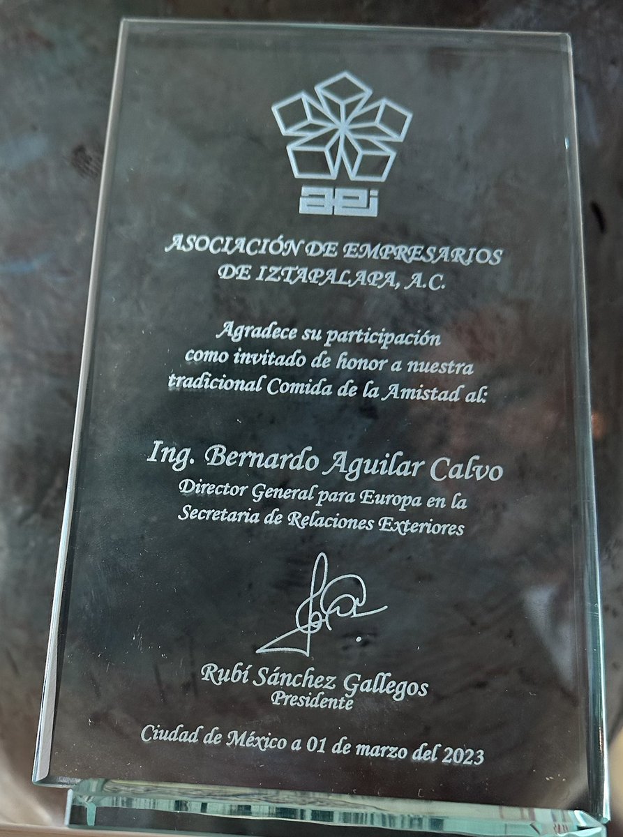 BernardoDeLMC's tweet photo. Cordial diálogo tuvimos con soci@s de la @AEI_IZTAPALAPA sobre relaciones entre #México y #Europa, contexto actual, visión a futuro, y respaldo que ofrece @SRE_mx al sector empresarial.

Gracias por la invitación, Presidenta @RubiiESanchez, y ex-Presidente @JorgeMCortesA. https://t.co/emC2vo7eN5