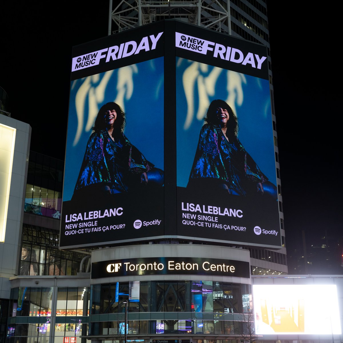 Ma face de pet sur la grousse billboard à Toronto! Thanks <a href="/SpotifyCanada/">Spotify Canada</a> <a href="/Spotify/">Spotify</a> ! 
Écoutez Quoi-ce tu fais ça pour? ici : open.spotify.com/track/6IJwTNMx…