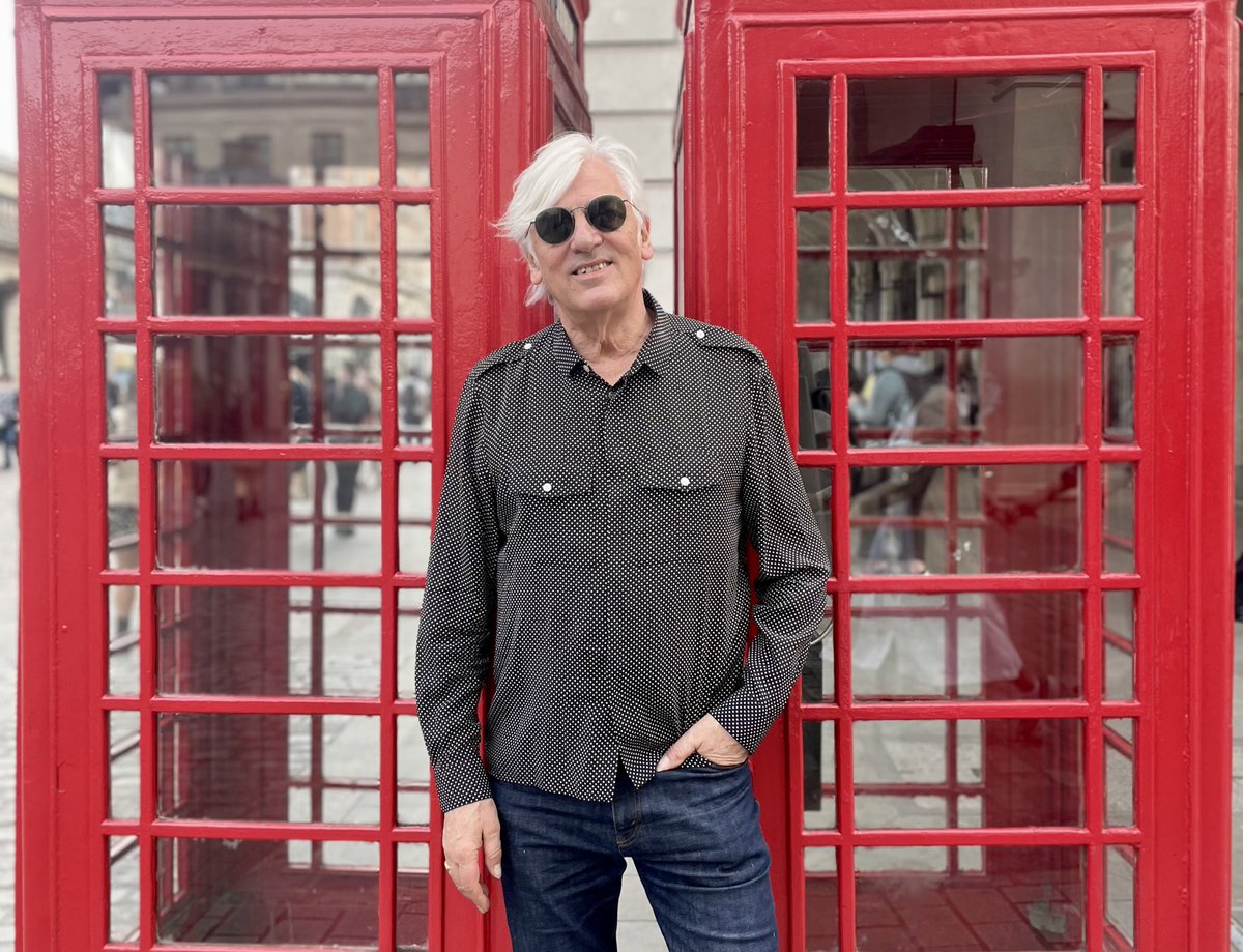 emmaswiftsings's tweet image. A very happy 70th birthday to my one true love @RobynHitchcock. A man of many talents, Robyn is a sweet and generous soul who delights in chaos, the Beatles, the colours green and purple, the numbers 3 &amp;amp; 7, cats, cheese and polka dots.