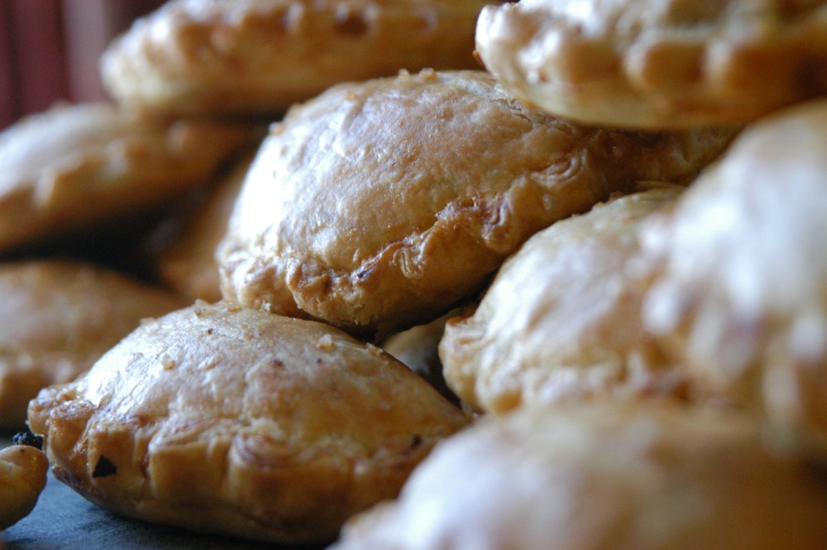 Did you know we ship our #empanadas anywhere on the West Coast within 1-3 business days? LA, LV, SD - Easy dinners, delivered straight to your door. Buy our frozen empanadas, reheat &amp; enjoy a fuss-free meal in the comfort of your own home. Place order here elporteno.com/shop/