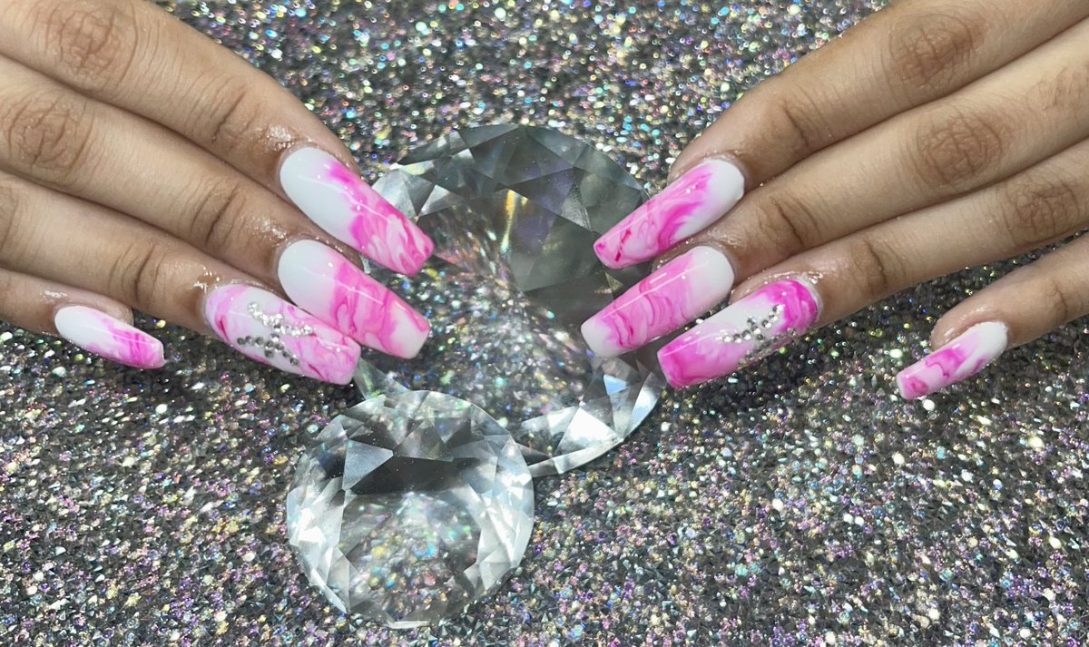 Pink Marble! 💖♓️
•
#acrylicnails #coffinnails #marblenails #hotpinknails #whitenails #nailsofinstagram #nailart #naildesigns #sarathachsart