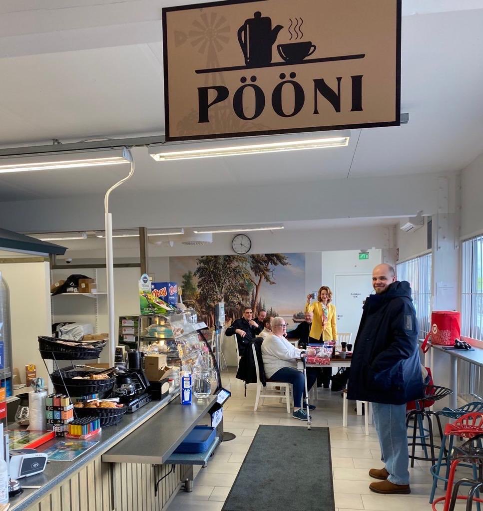 Ministerivieras RAUTION ⁦<a href="/RautionKyla/">Raution kylä, Kalajoki</a>⁩ kyläkaupan kahvilassa tänään; Eurooppa-ministeri Tytti TuPPURAINEN  ⁦<a href="/TyttiTup/">Tytti Tuppurainen</a>⁩
tutustumassa ”Raution malliin”. Vielä 2 v sitten Rautio oli ilman kauppaa, Raatihuonetta ja monitoimitaloa. Sitten kylä otti ohjat omin käsiinsä!👏