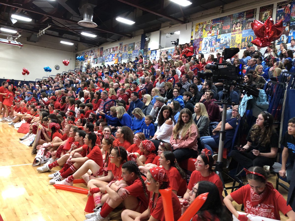 PtaSshs's tweet image. It’s electric at Red &amp;amp; Blue! @RVCSchools #LikeACyclone #GameOnRVC