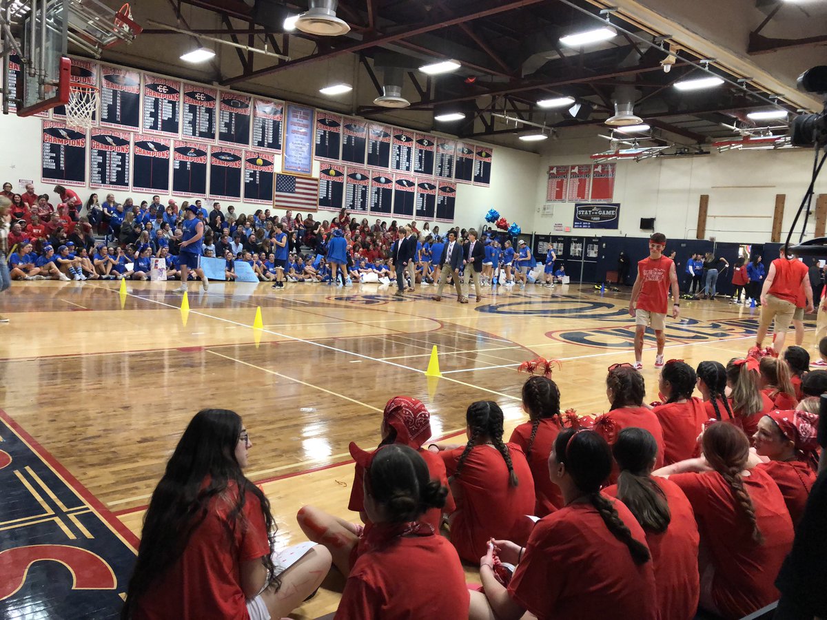 PtaSshs's tweet image. It’s electric at Red &amp;amp; Blue! @RVCSchools #LikeACyclone #GameOnRVC