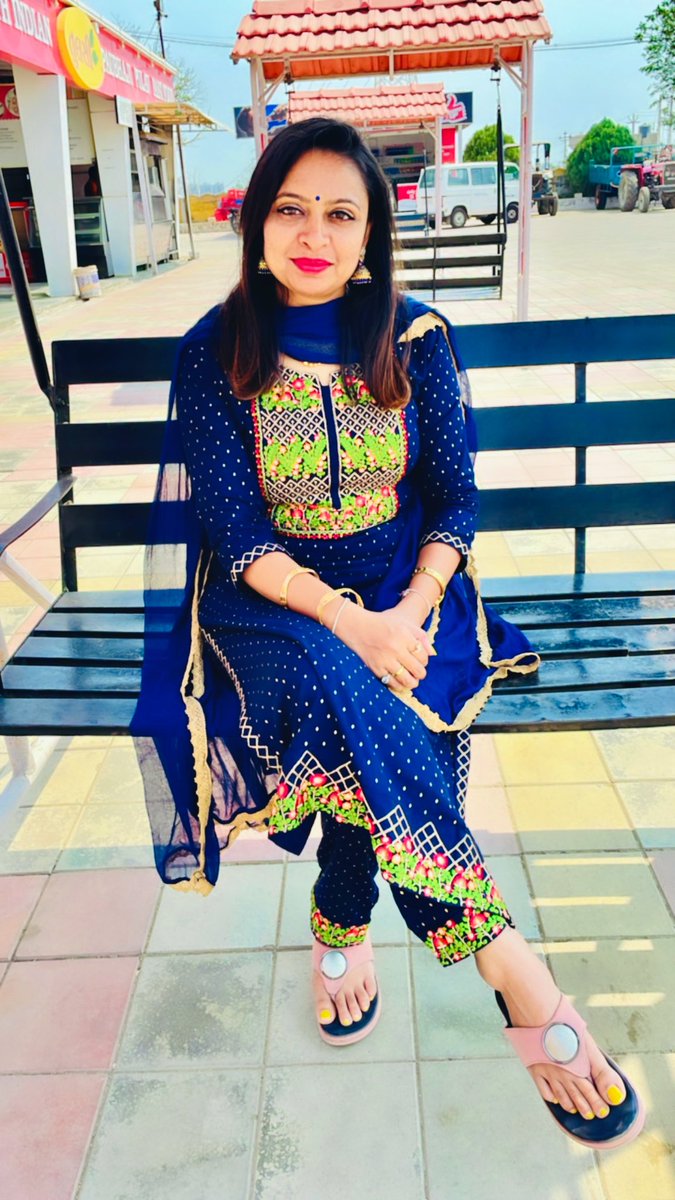 મને હું ગમું છું એ મારી જીંદગી નો જશ્ન છે... બીજા ને ગમું કે ન ગમું એ એમનો પ્રશ્ન છે.🙂
#beu #PositiveVibesOnly #SaturdayMorning