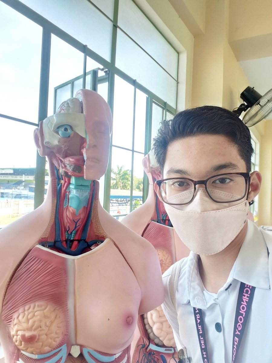 Picture with the model na tinanggalan ko ng uterus biglang lumuwa lamanloob buti nalang kabisado ko ang anatomy😎😎😎 #futuresurgeon