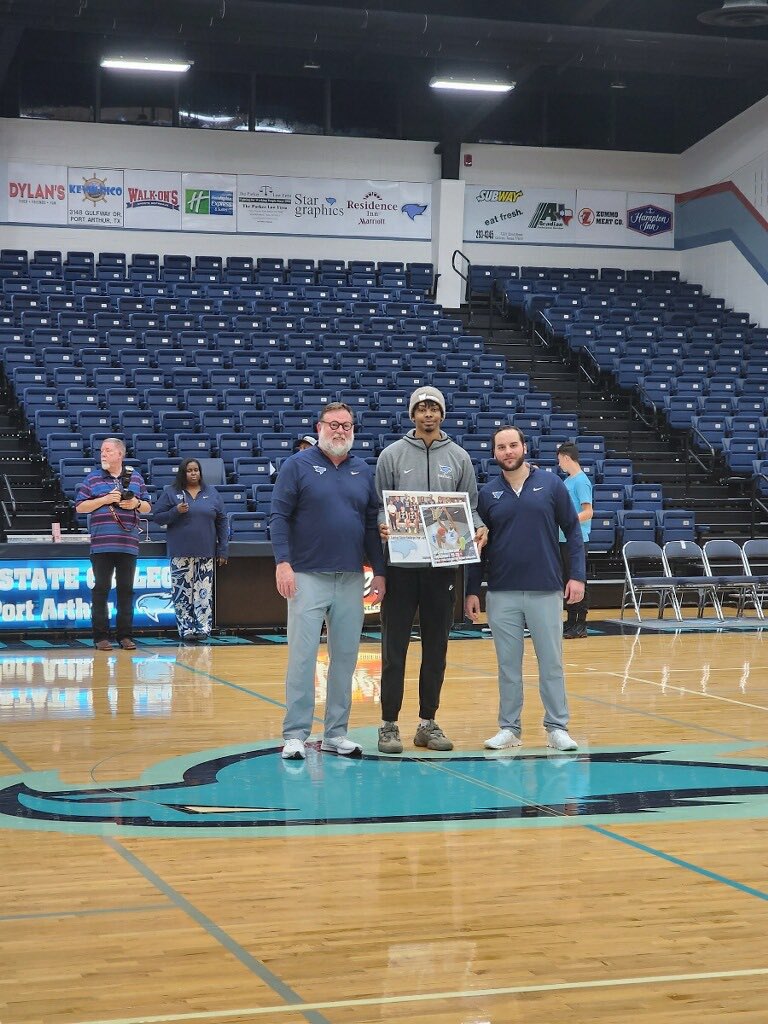 LauraPo05110389's tweet photo. Proud of you!
@JayH_028 
Ready for some more Basketball…… https://t.co/CW7BJk1wPK