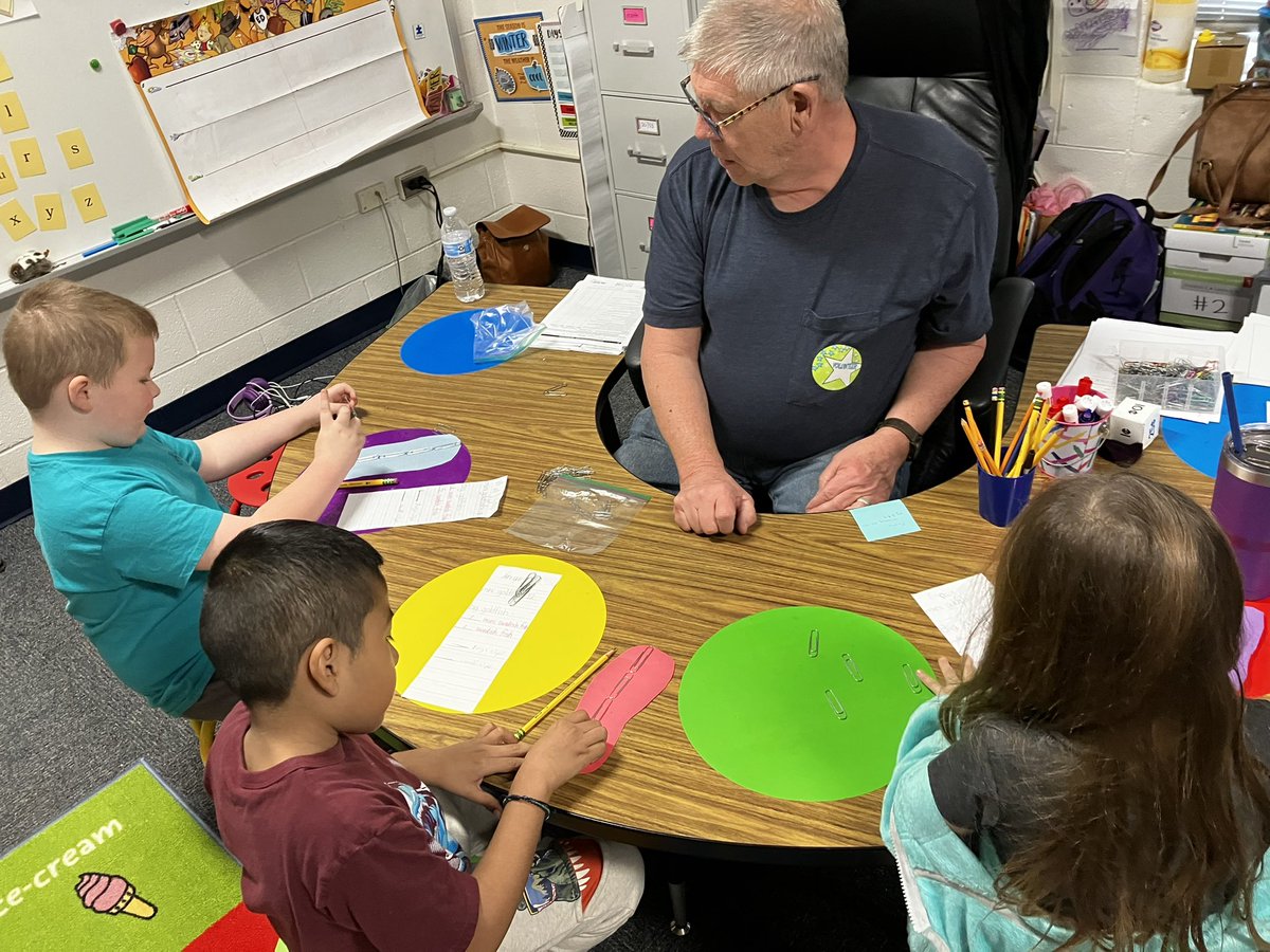 mrsbrownskclass's tweet photo. After reading The Foot Book by Dr. Seuss each student was able to trace and measure their foot using different items. Then we talked about why we needed more of the smaller items and less of the larger ones. Check out our hallway for examples of our work! @themrsbrady09 https://t.co/LkL1Od1ihA