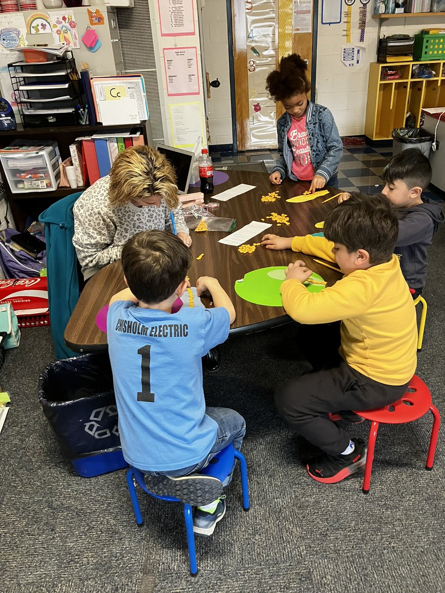mrsbrownskclass's tweet photo. After reading The Foot Book by Dr. Seuss each student was able to trace and measure their foot using different items. Then we talked about why we needed more of the smaller items and less of the larger ones. Check out our hallway for examples of our work! @themrsbrady09 https://t.co/LkL1Od1ihA