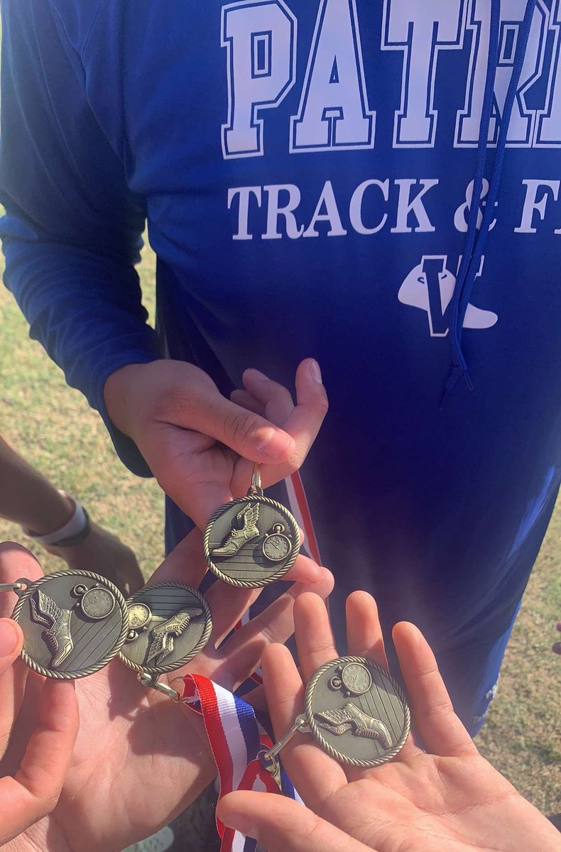 TheRealRonnieLe's tweet photo. Hmmmm any coaches need a running back??????😂😂 good track meet 1st 🥇 in the 4x100! https://t.co/h6YGkVITAB