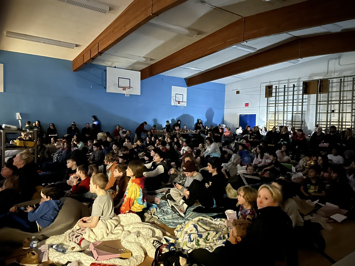 HeightsSeymour's tweet photo. What a great turnout for our PAC-led family movie night. Thank you to @kylie_mains and @zzzDonna for organizing this great community event @NVSD44 @johal_sanj @JoannaLane23 https://t.co/seMytww0Gy