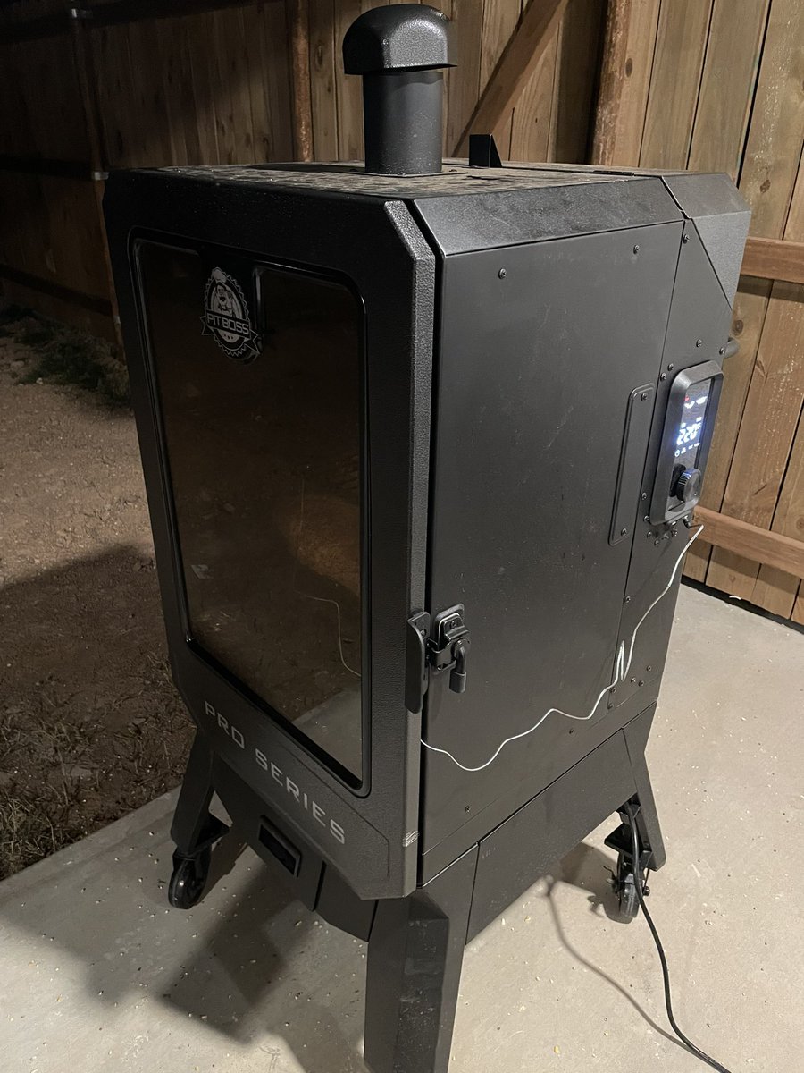 Keithdurham's tweet image. When family is coming to visit, I’ve got to fire 🔥 up the smoker and throw a brisket in. #texasbrisket #pitboss #overnightsmokin