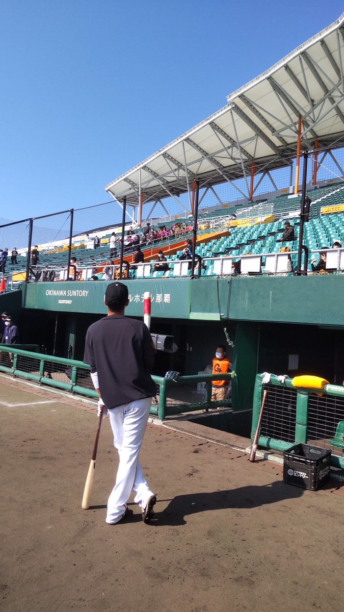 gcamp_info's tweet photo. スタジアム内で演奏してる際は
練習を終えた #坂本勇人 選手が演奏を聞いてくれていました🧡
#松田宣浩 選手も #熱男 ポーズで応えてくれました👍🏼

#金城中学校
#吹奏楽部
#ブラバン演奏
#巨人
#奪回
#gキャンプ
#那覇 https://t.co/ph5hA6wPEk