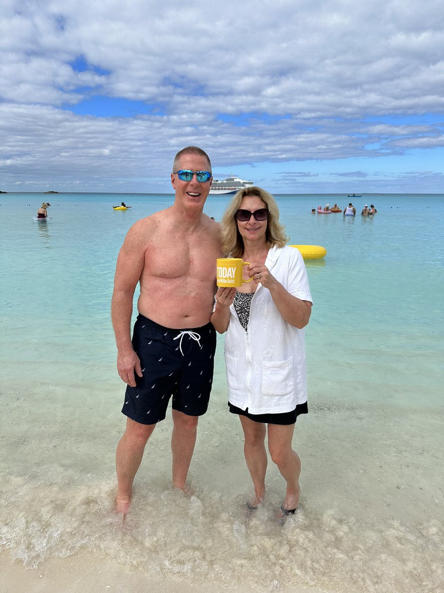 Bannanniiee's tweet photo. #SundayToday #WillieGeist 
Lisa brought her Willie Mug to the Bahamas!!! https://t.co/YGixMh8qHl