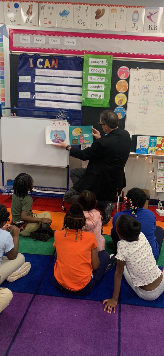 KimmieSmith71's tweet photo. My favorite guy spent the morning reading to 1st graders at Meadowview Elementary @Bossier_Schools as part of the #RealMenRead event to celebrate #ReadAcrossAmerica. #LoveLiteracyLearning πππ https://t.co/fiJJCNLkxe