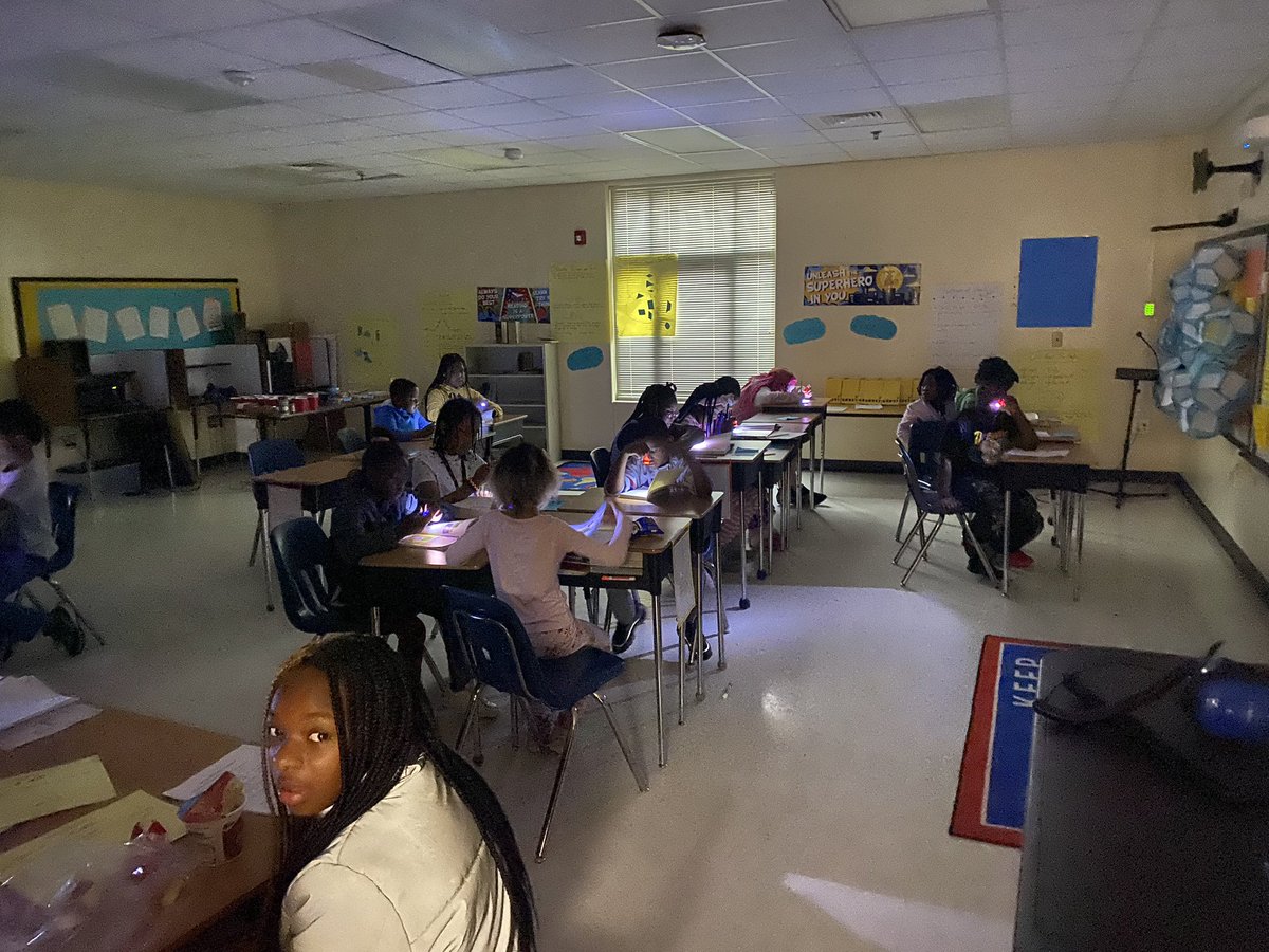MrsDrWhitlock's tweet photo. Spotlight on Reading was a success @FeldwoodES! The students enjoyed their mini flashlights for Spotlight Reading. #ReadAcrossAmerica2023 #DropEverythingandReadwithaTwist https://t.co/Gg7LKI9AqY