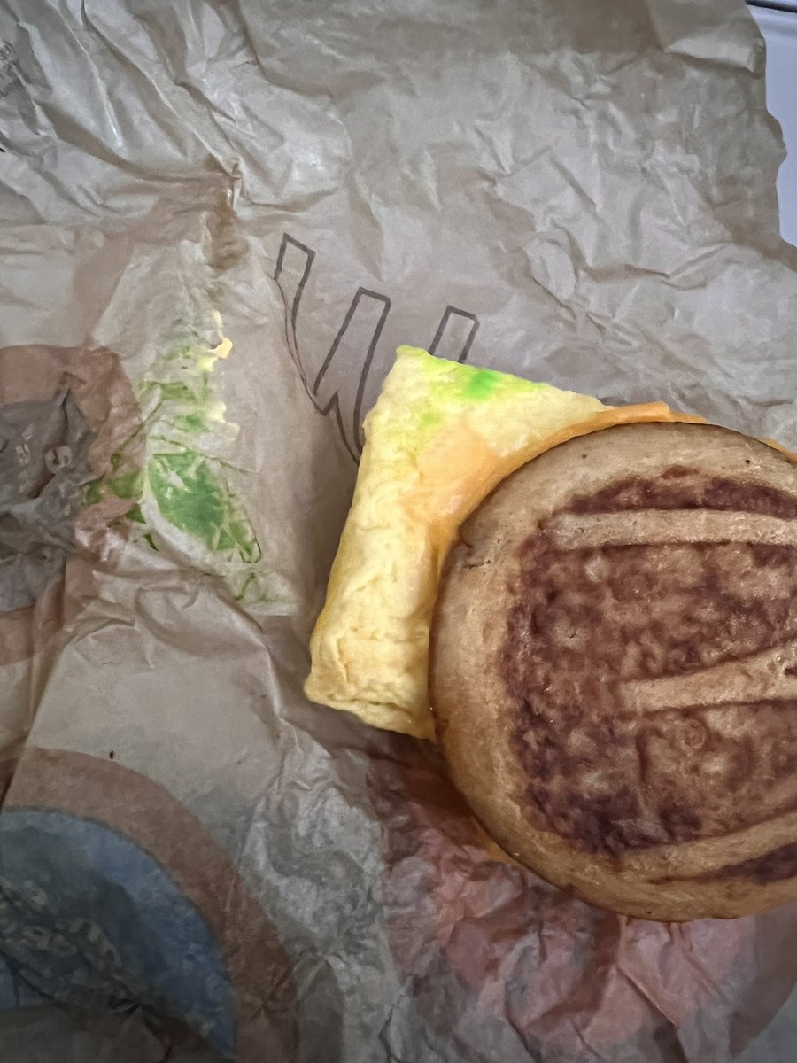 clamspaghettis's tweet photo. girl now what the fuck is this @McDonalds https://t.co/t8GtlyF6oB