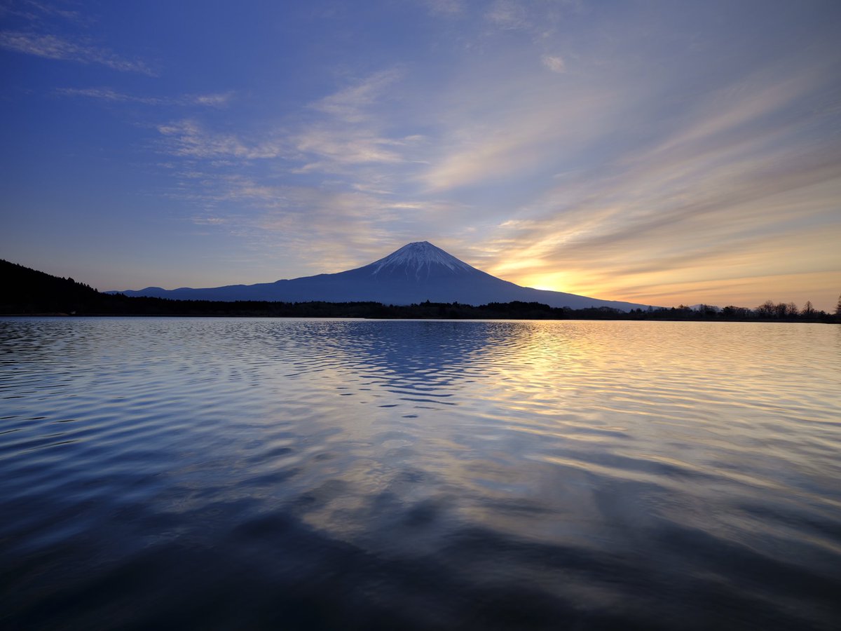 静かで閑散とした湖畔の凜とした空気に癒されました😌
#富士山
#イマフジ
#GFX50S
#GF2035
#fujifilm_xseries 
#fujifilmjp_x 
#velvia