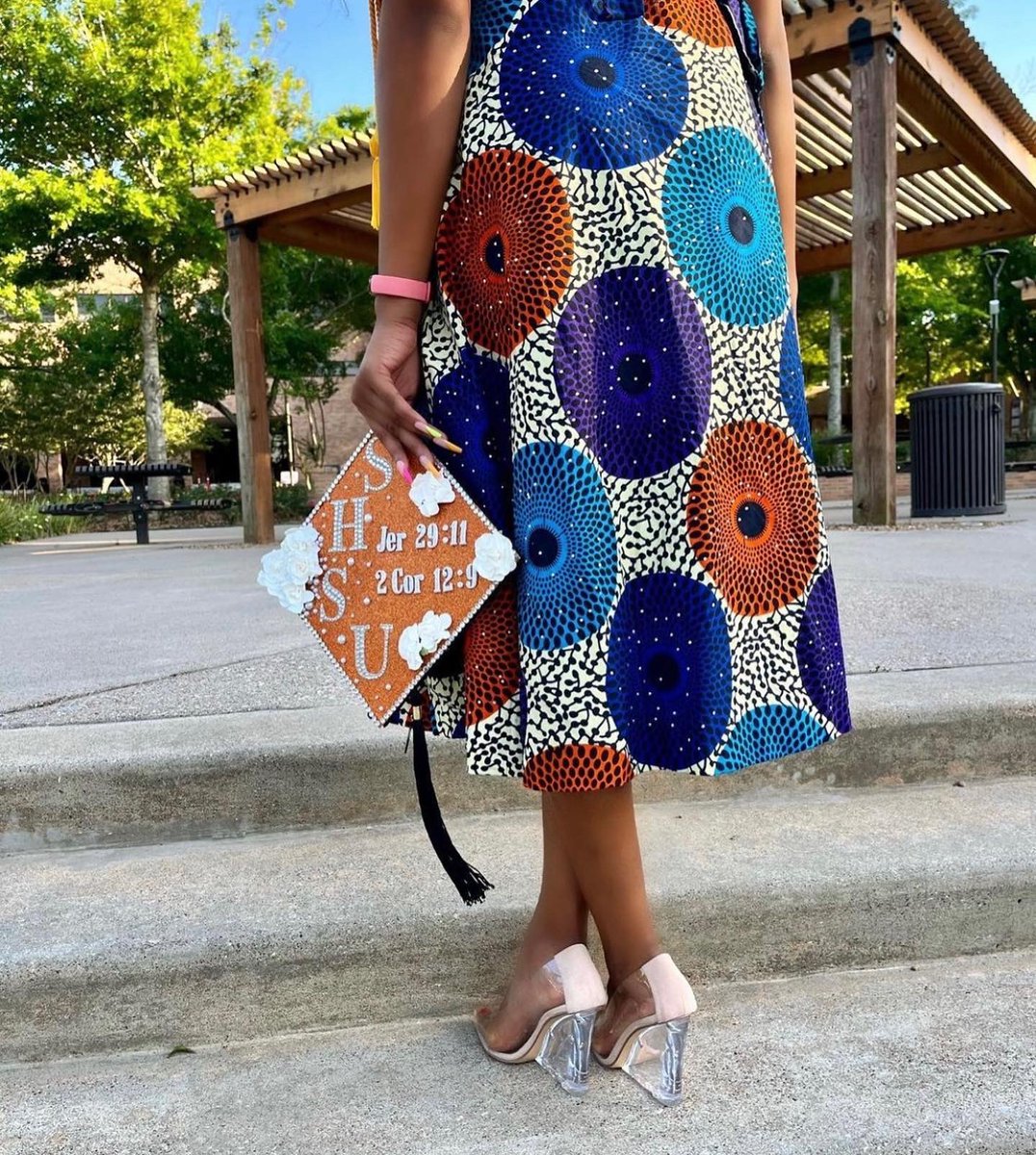 CapsByCharla's tweet photo. 🧡Bearkat Pride🤍 
DM me if you are wanting your grad cap customized!

#shsu #TAMU #graduate #BlackOwnedBusiness https://t.co/sGpF0wPLf7