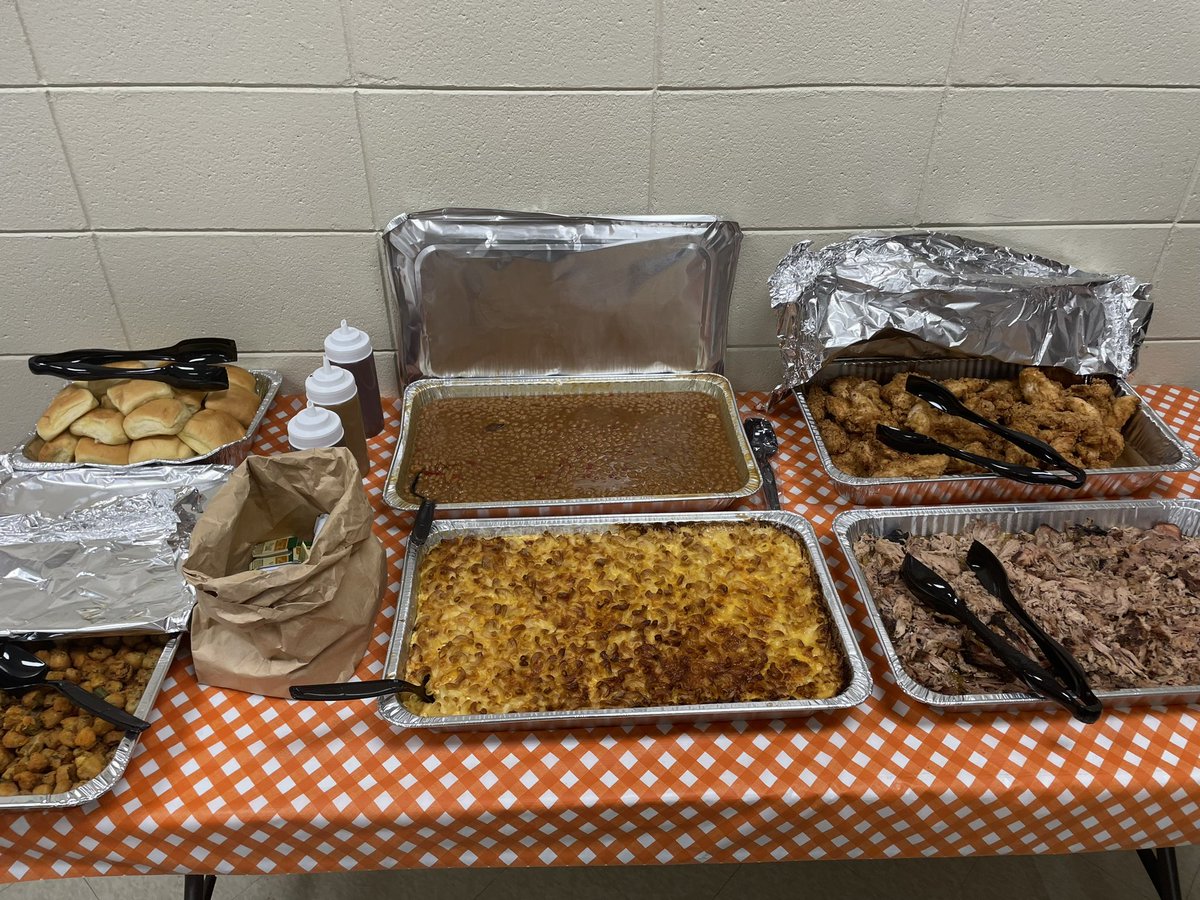 AndrewCMcMillan's tweet photo. E Learning days don’t stop @spartanburgone maintenance and grounds crew from keeping us up and running and looking good. Thankful to eat and fellowship with this group! #Woooooooo #BubbasBBQ https://t.co/CcaYt5klg7