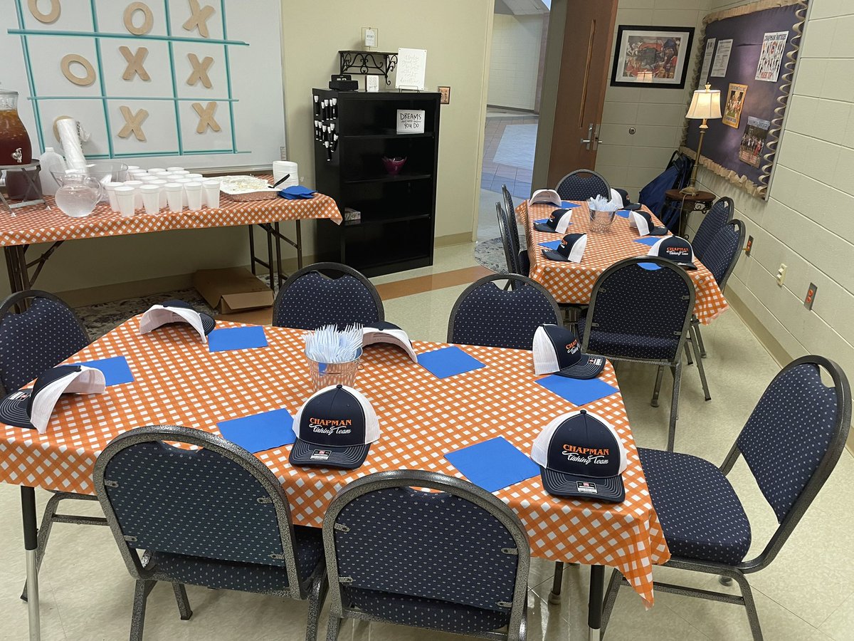 AndrewCMcMillan's tweet photo. E Learning days don’t stop @spartanburgone maintenance and grounds crew from keeping us up and running and looking good. Thankful to eat and fellowship with this group! #Woooooooo #BubbasBBQ https://t.co/CcaYt5klg7