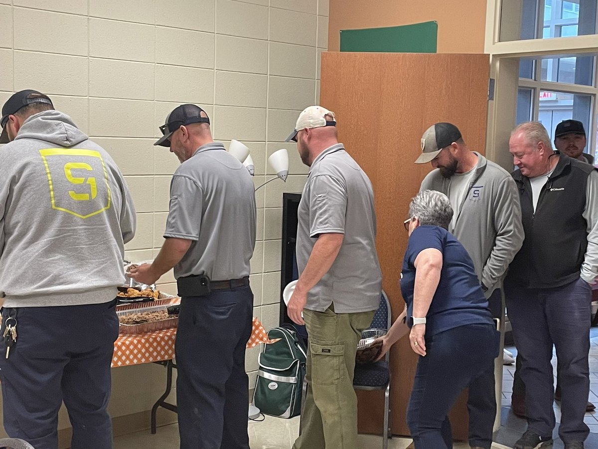 AndrewCMcMillan's tweet photo. E Learning days don’t stop @spartanburgone maintenance and grounds crew from keeping us up and running and looking good. Thankful to eat and fellowship with this group! #Woooooooo #BubbasBBQ https://t.co/CcaYt5klg7