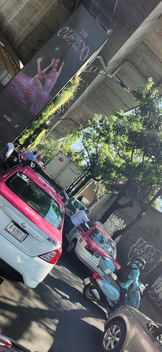Natguislan's tweet photo. #Bloqueo en la lateral de Peri en direccion al sur, a la altura de Nonoalco por desaparición de dos menores, se manifiestan porque las autoridades no les hacen caso @AlcaldiaAO https://t.co/b9NHkiWwLY