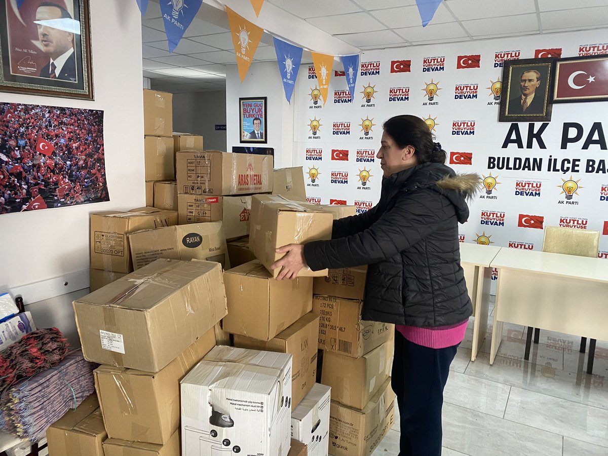 AyselMustak's tweet photo. Genel Merkez Kadın Kolları Başkanlığımızın başlattığı #MutfakSeti kampanyasina bizler de katıldık.
"Sıcak Sofralar Tekrar Kurulsun" diye AkKadın Buldan olarak deprem bölgesine gonderilmek uzere kolilerimizi hazırladık 🙏
#YaralarıBirlikteSaracağız
Biz Birlikte Türkiye'yiz 🇹🇷 https://t.co/xANNK56xPU