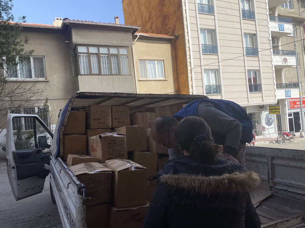 AyselMustak's tweet photo. Genel Merkez Kadın Kolları Başkanlığımızın başlattığı #MutfakSeti kampanyasina bizler de katıldık.
"Sıcak Sofralar Tekrar Kurulsun" diye AkKadın Buldan olarak deprem bölgesine gonderilmek uzere kolilerimizi hazırladık 🙏
#YaralarıBirlikteSaracağız
Biz Birlikte Türkiye'yiz 🇹🇷 https://t.co/xANNK56xPU