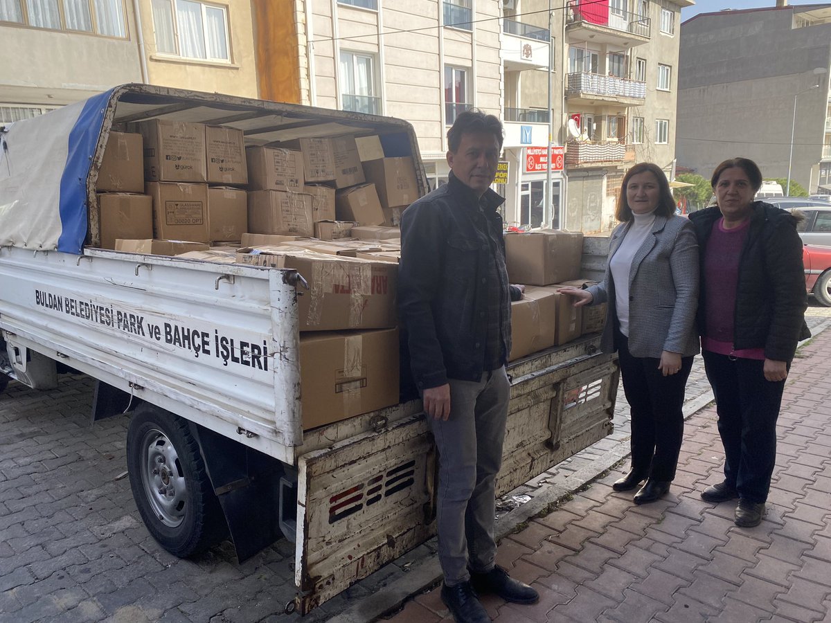 AyselMustak's tweet photo. Genel Merkez Kadın Kolları Başkanlığımızın başlattığı #MutfakSeti kampanyasina bizler de katıldık.
"Sıcak Sofralar Tekrar Kurulsun" diye AkKadın Buldan olarak deprem bölgesine gonderilmek uzere kolilerimizi hazırladık 🙏
#YaralarıBirlikteSaracağız
Biz Birlikte Türkiye'yiz 🇹🇷 https://t.co/xANNK56xPU