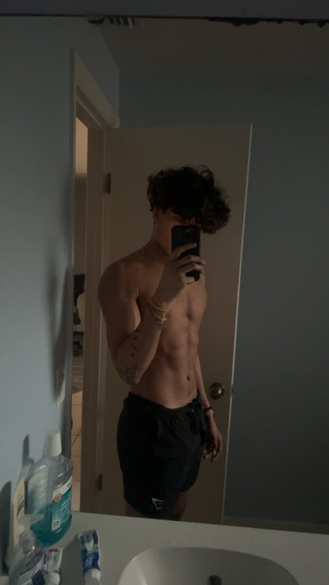 Valda80440785's tweet photo. Be my bttm ? #fitness https://t.co/S3OCtUzRy5
