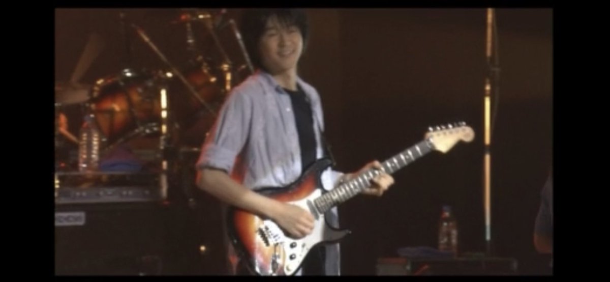 tsuki_naitayoru's tweet photo. 初めて手と手触れたあの夏のような
せつない胸の痛み とまどっている
:
Looking for dream まだ解けない謎ばかりあって
人生という迷路 駆けぬけている
#岡村孝子 #Sanctuary #ENCORE6 #looking_for_dream
坪井さん🎸スポットの前を横切ってしまった孝子さんが可愛い😅 https://t.co/r4iwOy1h0I