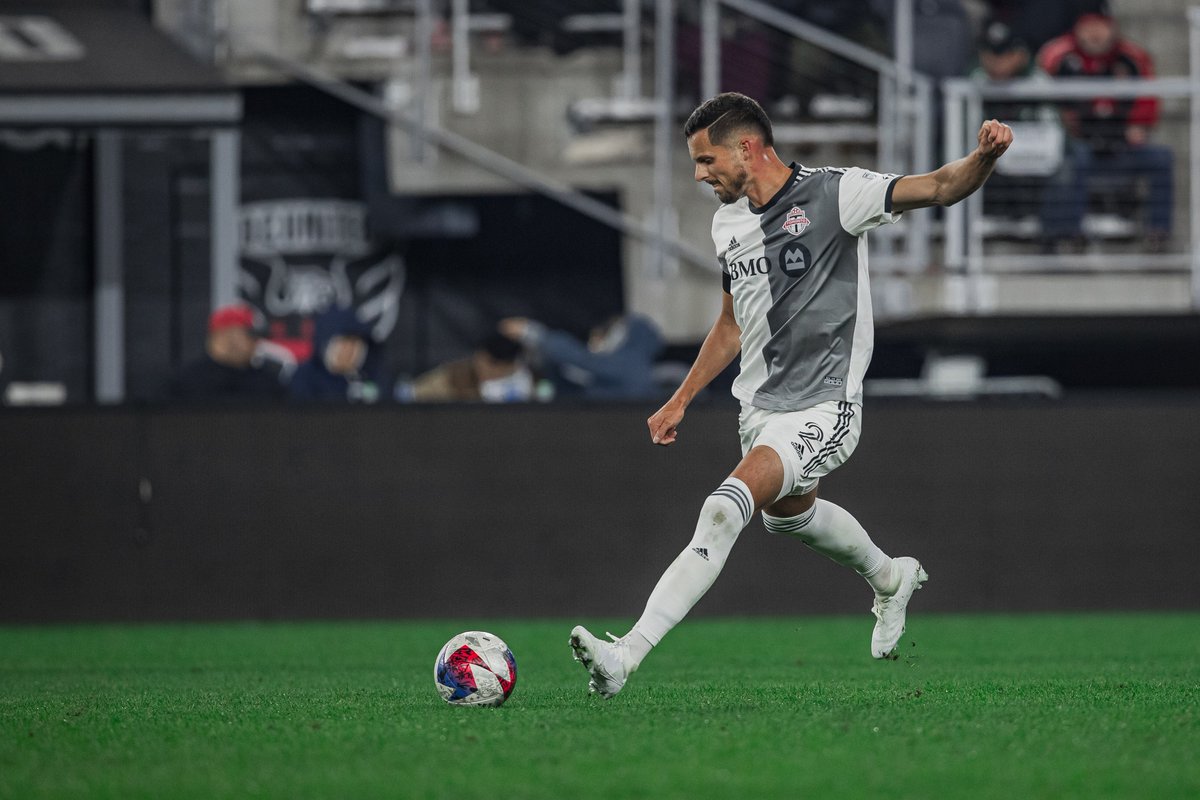 OtherFootballCA's tweet photo. In his TOF debut, ahead of tomorrow's match against Atlanta United, Achyut Dixit (@achyut_ad) breaks down @TorontoFC's season-opening performance vs. D.C. United => https://t.co/x2KeJQzNzg

#TFCLive https://t.co/mA6g7K8kOg