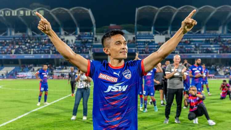 DipayanBar's tweet photo. #SunilChhetri @chetrisunil11  Never expected what you have done it the ground today you lost your fans today #shame #HeroISLPlayoffs #KeralaBlasters # https://t.co/euNMfLW2Qd