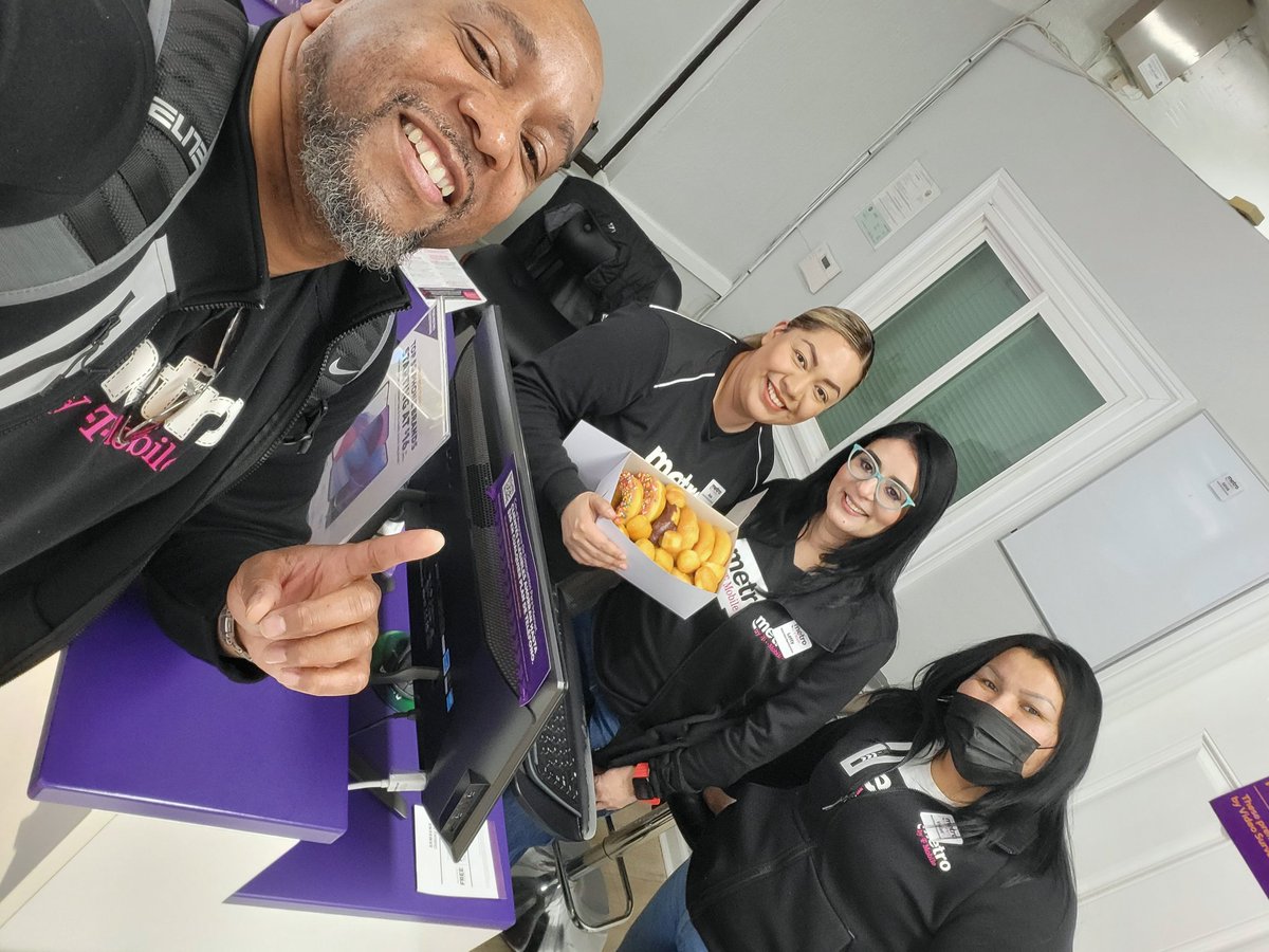 So very thankful for my Panda Wireless squad here in Watsonville! Off to a great start to the month of madness.    Thank you, ladies!👊🏾  #EmployeeAppreciation 
<a href="/JamesLeeWW/">James Lee</a>
<a href="/MaxvargasSf/">Max Vargas</a>