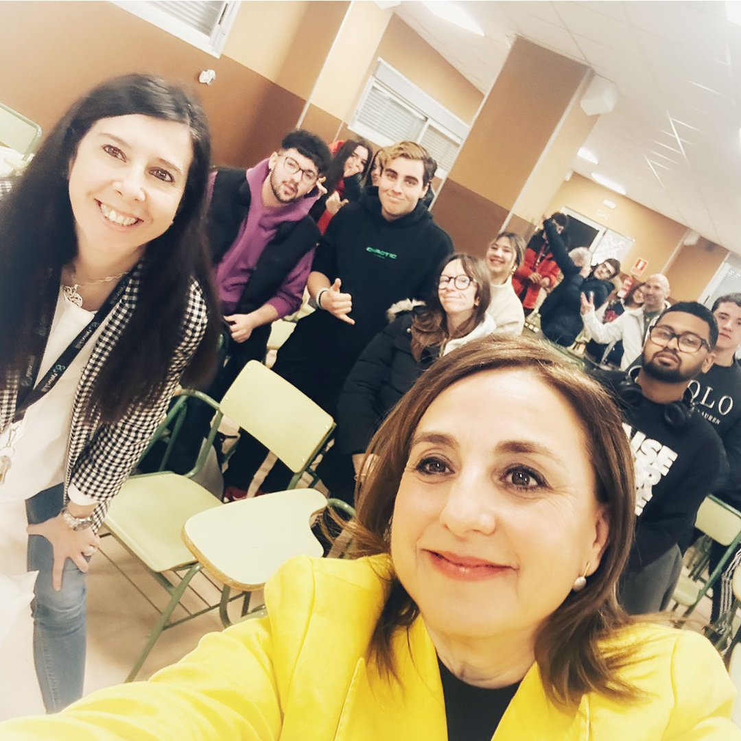 bisabiscom's tweet photo. Ha sido un placer participar en las l Jornadas Gráficamente celebradas en #IESCarmenBurgos #Alovera. 
A favor de la creatividad y la disrupción también en el emprendimiento. Eso sí, sin perder de vista el dato y los objetivos de los clientes.
GR  ¡hoy, un día de suerte! https://t.co/gDA2zvyhhU