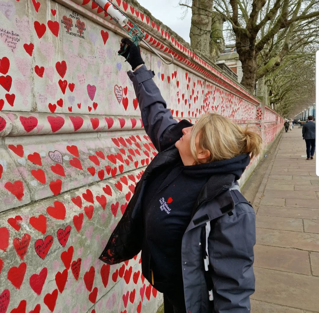 The volunteers were working hard at the wall today, putting up hooks for the 1700 photos of our lost loved ones that will be displayed on the #CovidMemorialWall on March 29th, its second anniversary. We hope to see you there! #WalkTheWall #CovidMemorial ❤️❤️❤️